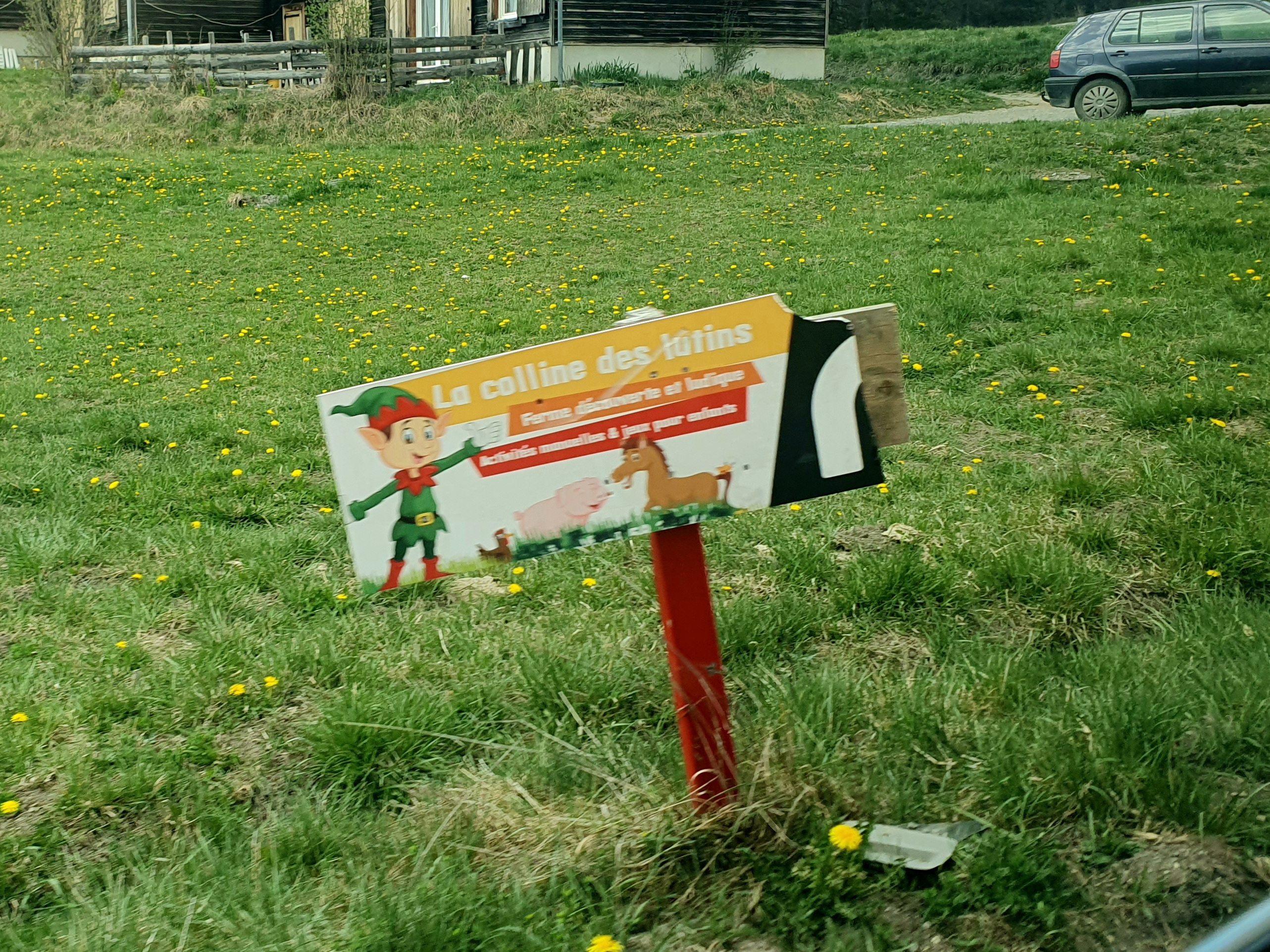 Image représentant un panneau avec un dessin de lutin, indiquant la direction du parc